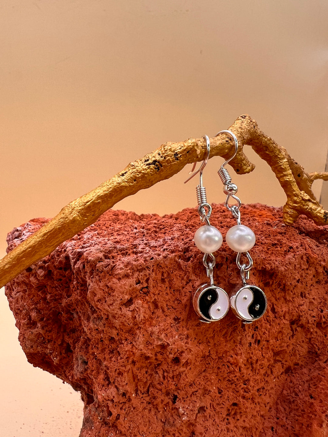 Yin Yang Pearl Harmony Earrings

Where light meets shadow, harmony is born.