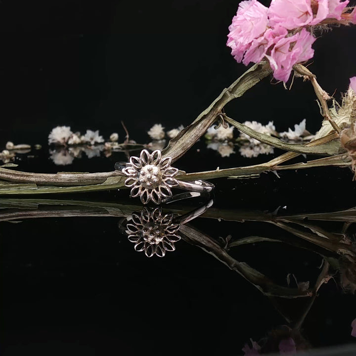 Petali & Volo – Flower & Bird Stackable Silver Rings
Two quiet symbols—
a flower that stays,
a bird that dares to fly.
Worn alone or together,
they tell a love story in balance.