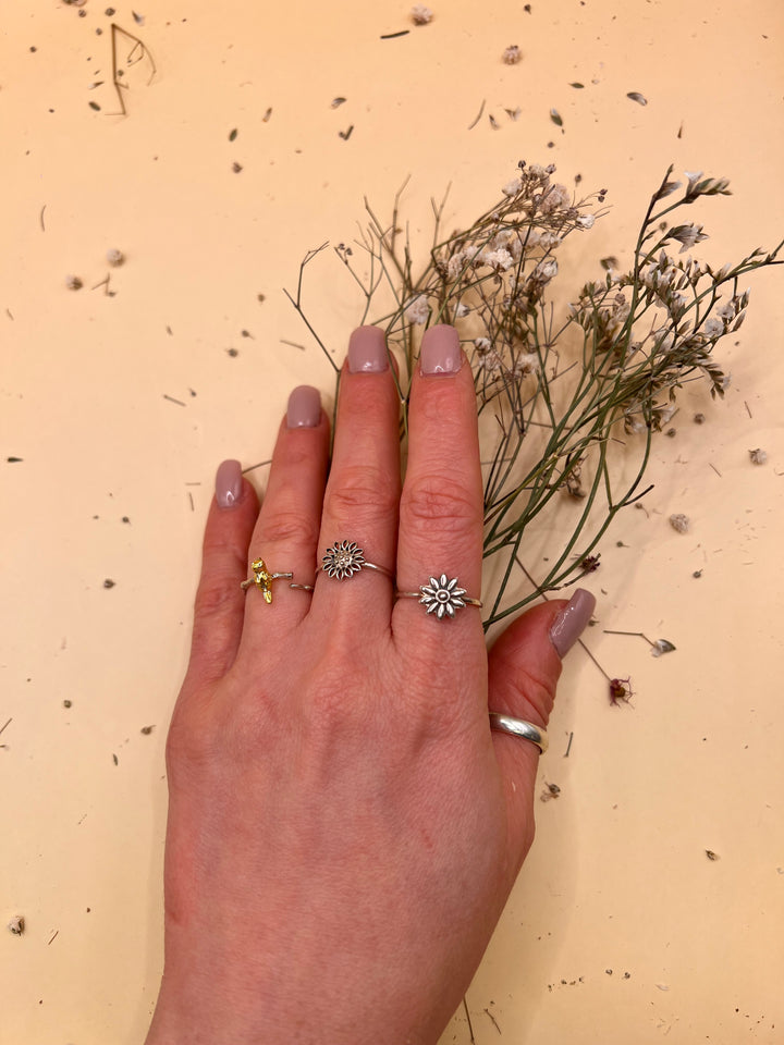 Petali & Volo – Flower & Bird Stackable Silver Rings
Two quiet symbols—
a flower that stays,
a bird that dares to fly.
Worn alone or together,
they tell a love story in balance.