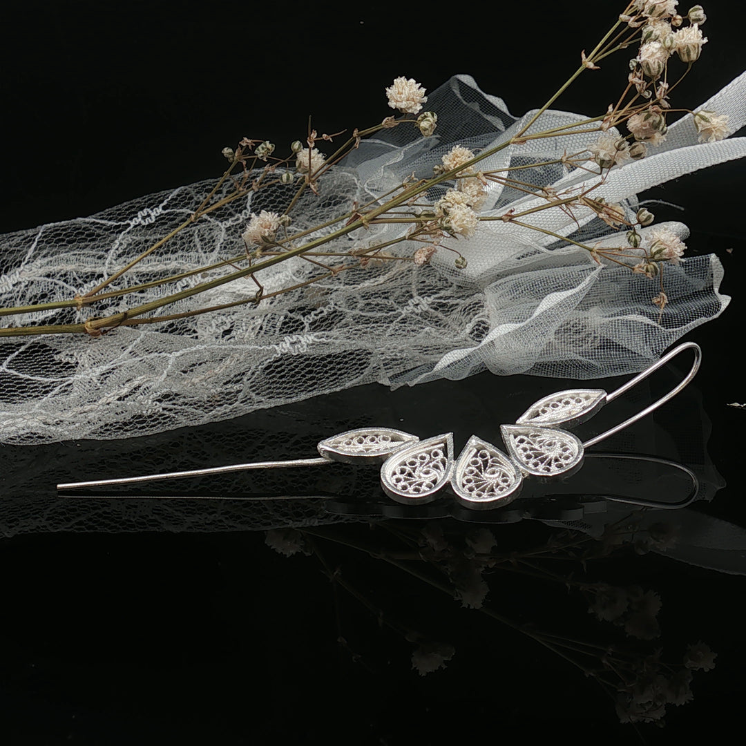 Whispering Leaves – filigree Ear Cuff (999 Silver)
“Some beauty speaks only when you listen closely.”