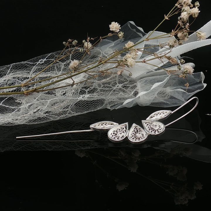 Whispering Leaves – filigree Ear Cuff (999 Silver)
“Some beauty speaks only when you listen closely.”