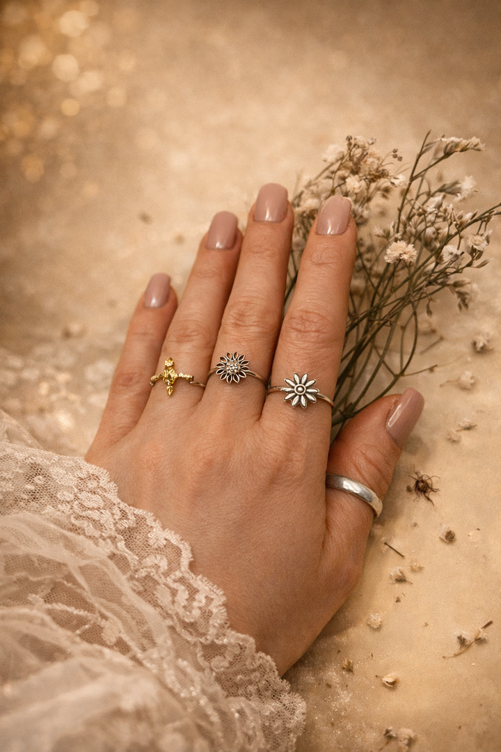 Petali & Volo – Flower & Bird Stackable Silver Rings
Two quiet symbols—
a flower that stays,
a bird that dares to fly.
Worn alone or together,
they tell a love story in balance.