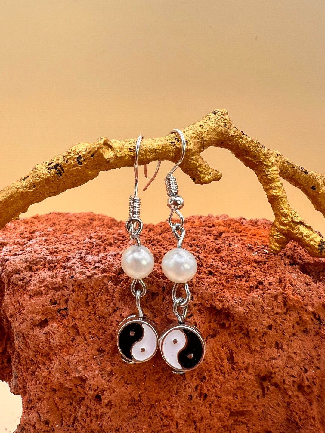 Yin Yang Pearl Harmony Earrings

Where light meets shadow, harmony is born.
