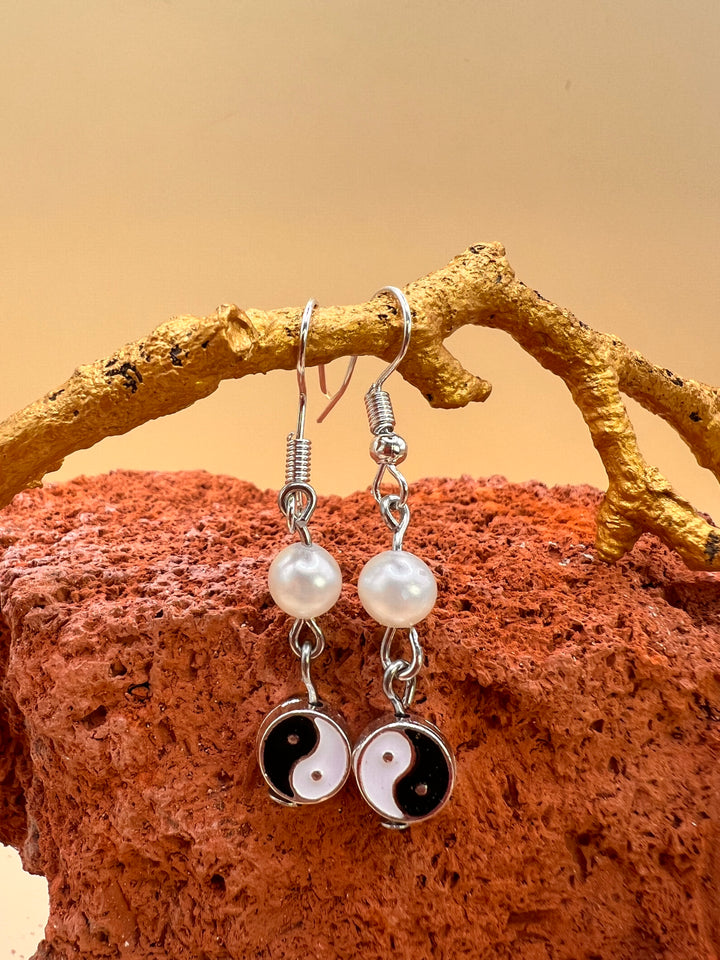 Yin Yang Pearl Harmony Earrings

Where light meets shadow, harmony is born.