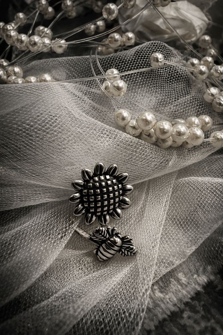 Sun bee Silver ring “For the one who believes love grows through care.”