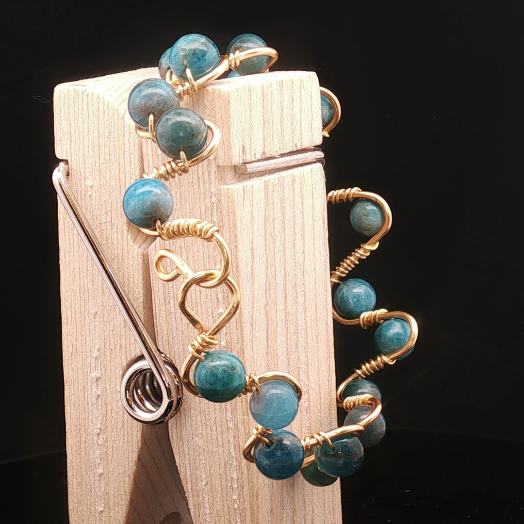 Ocean of Peace – Apatite Wire-Wrapped Bracelet
Where calm thoughts flow, and truth finds its voice.