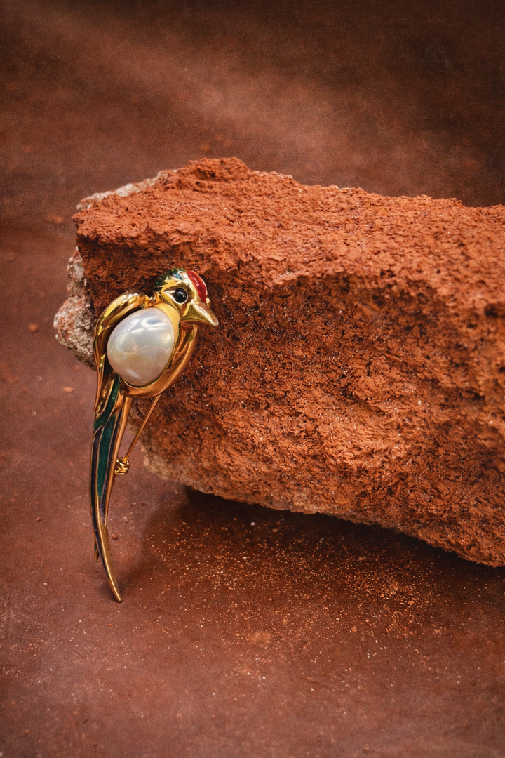 Art Deco Enamel Pearl Bird Brooch – Vintage Gold Plated Statement Pin A golden bird of another era —
carrying freedom, elegance, and stories of forgotten glamour.