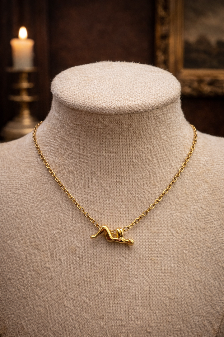 Quiet Muse – 15mm Gold Silhouette Necklace