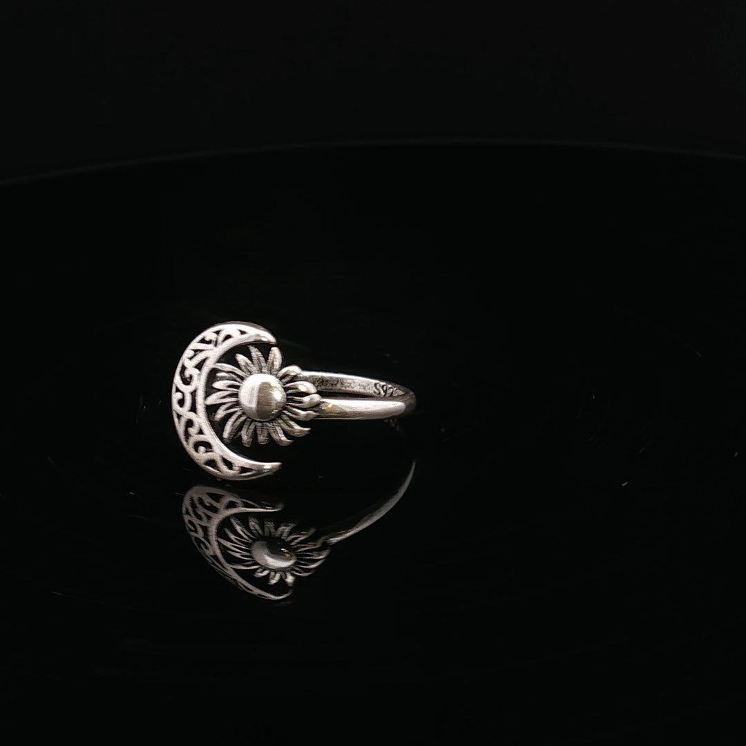 Soluna Balance Ring

Sun & Moon Silver Ring