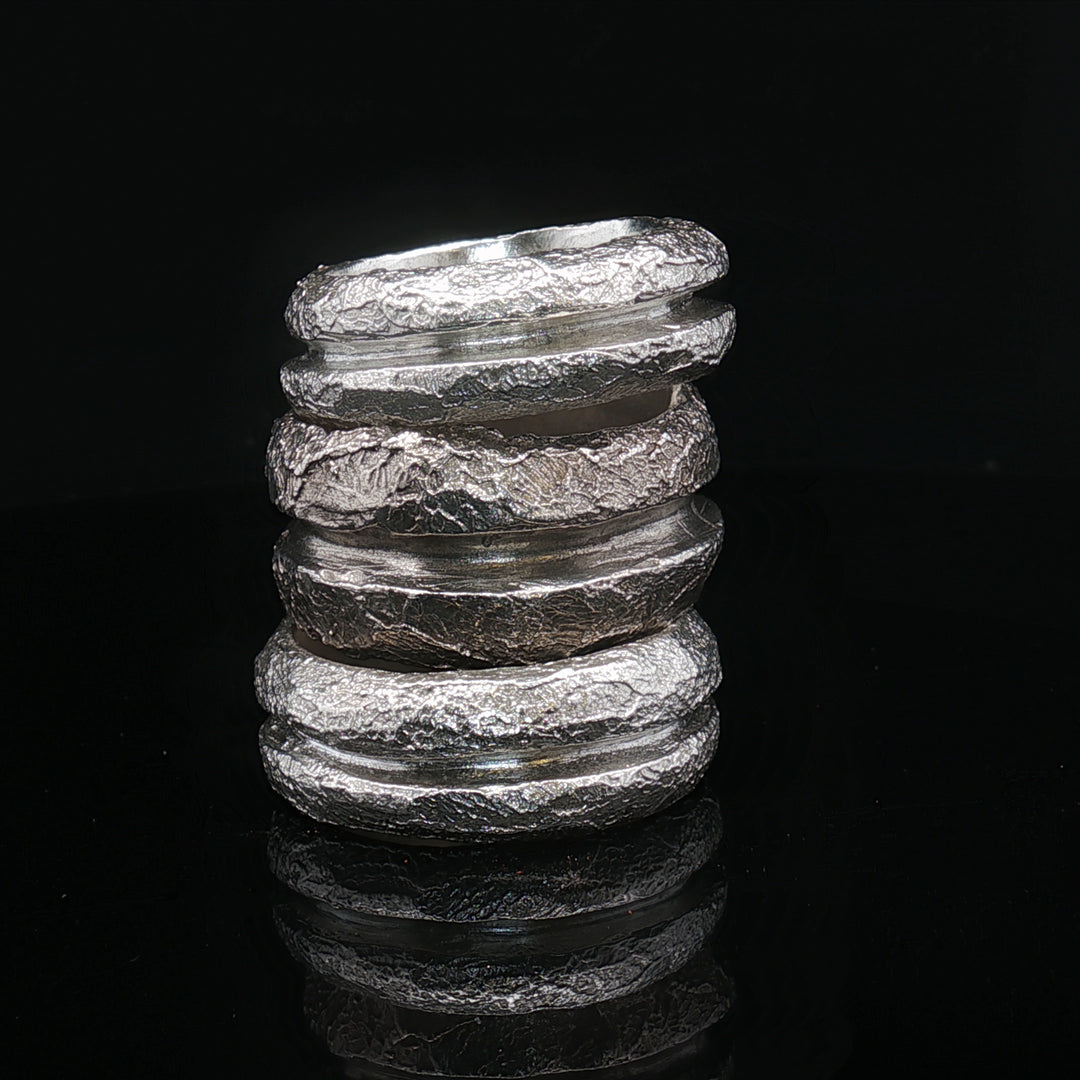 Wear the Wearing – Ring| Texture shaped by hand — a quiet circle of presence.