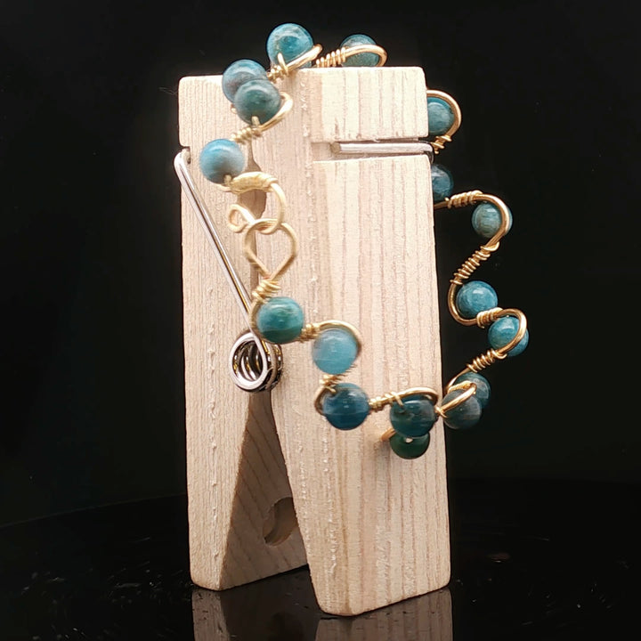 Ocean of Peace – Apatite Wire-Wrapped Bracelet
Where calm thoughts flow, and truth finds its voice.
