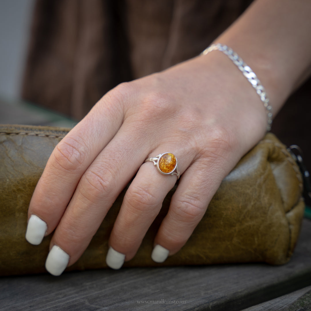 Golden Ember – Gdańsk Amber Silver Ring – Maral Kunst