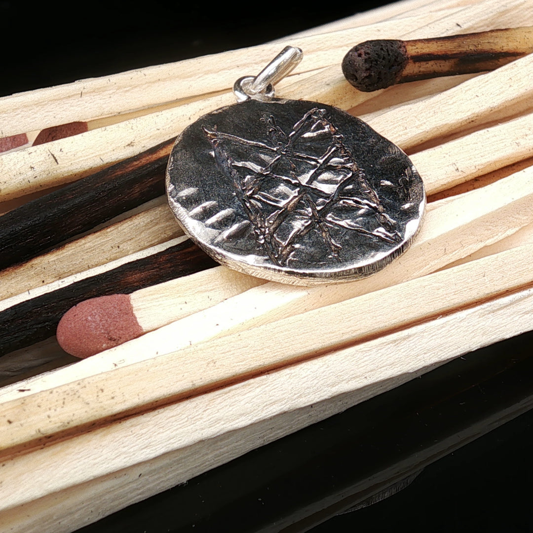 Viking Rune Memory Charm – Hammered 925 Silver Norse Symbol Pendant | Maralkunst Limited Edition