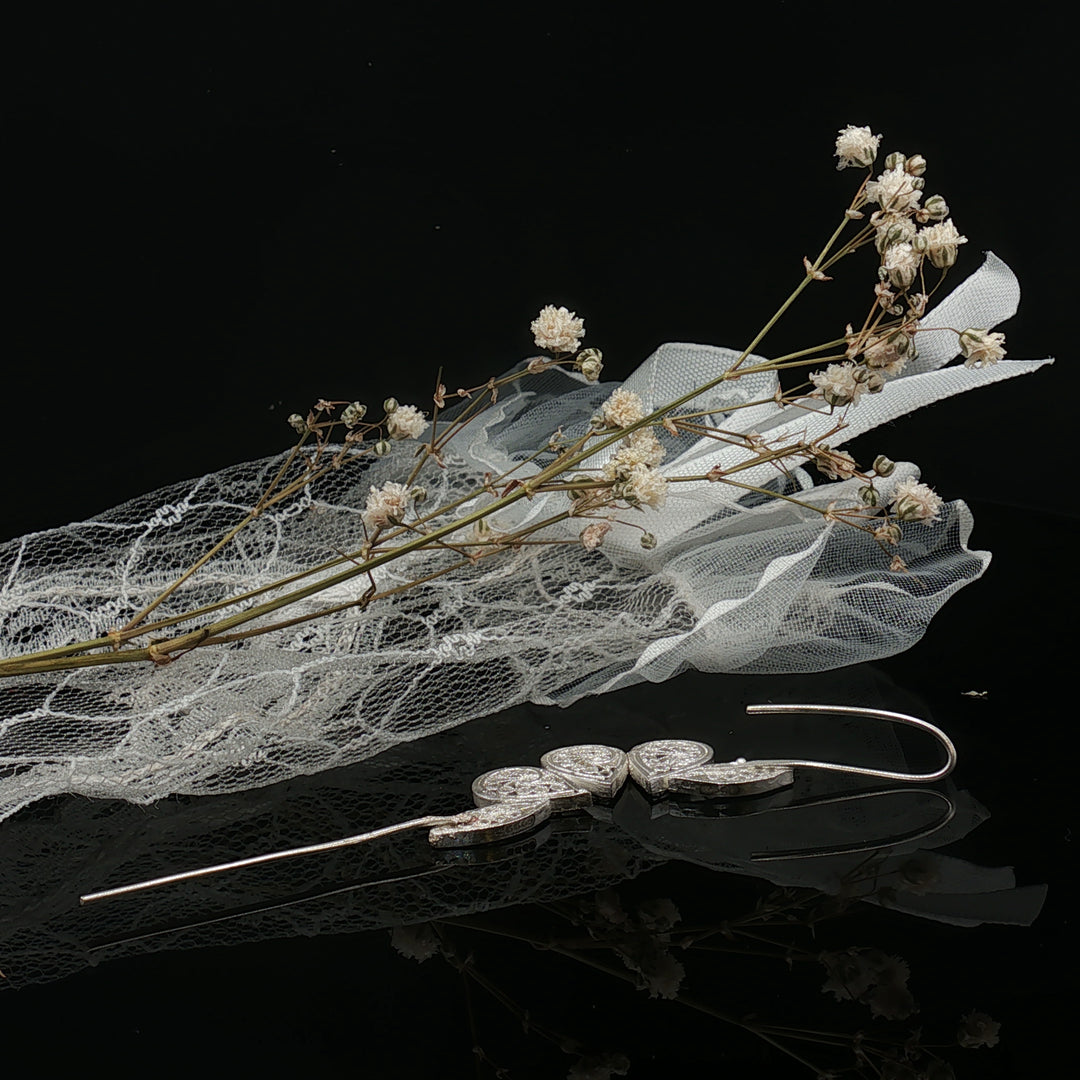 Whispering Leaves – filigree Ear Cuff (999 Silver)
“Some beauty speaks only when you listen closely.”