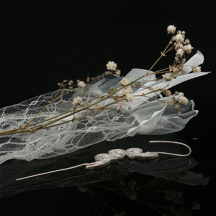 Whispering Leaves – filigree Ear Cuff (999 Silver)
“Some beauty speaks only when you listen closely.”