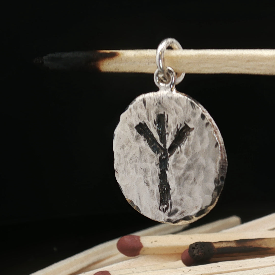 Viking Rune Memory Charm – Hammered 925 Silver Norse Symbol Pendant | Maralkunst Limited Edition