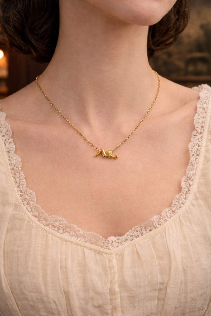 Quiet Muse – 15mm Gold Silhouette Necklace