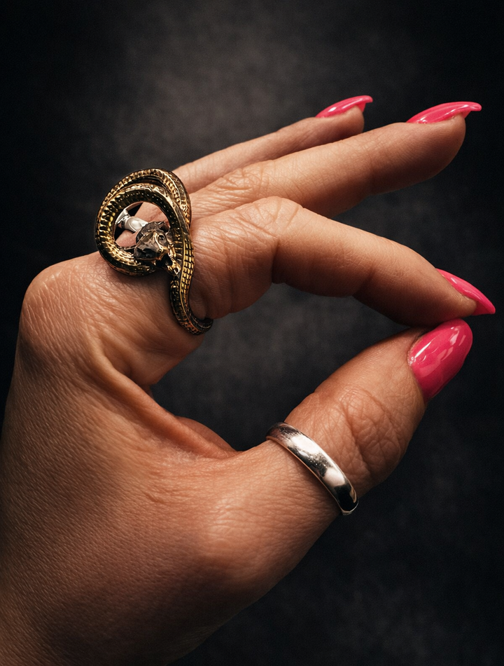 Serpent of Eternity – Indian Brass Snake Ring
A circle without beginning or end — the serpent that guards transformation.