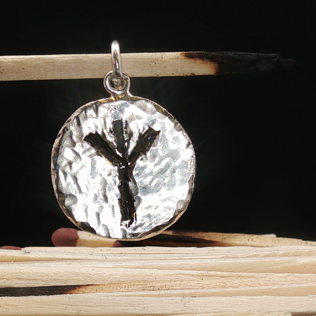 Viking Rune Memory Charm – Hammered 925 Silver Norse Symbol Pendant | Maralkunst Limited Edition