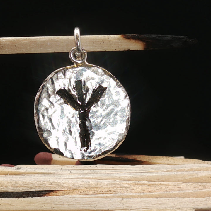 Viking Rune Memory Charm – Hammered 925 Silver Norse Symbol Pendant | Maralkunst Limited Edition