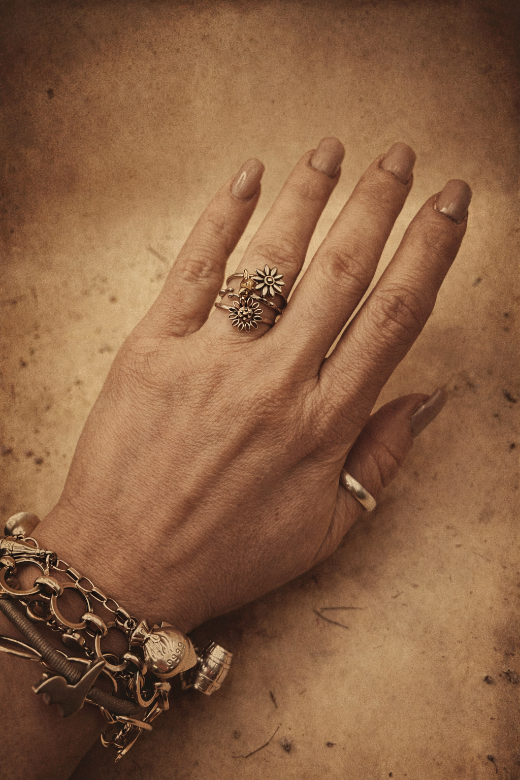 Petali & Volo – Flower & Bird Stackable Silver Rings
Two quiet symbols—
a flower that stays,
a bird that dares to fly.
Worn alone or together,
they tell a love story in balance.