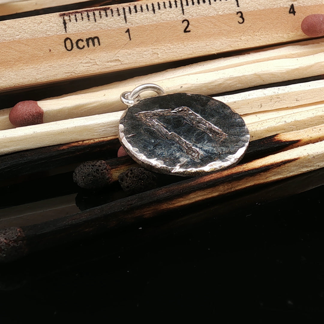 Viking Rune Memory Charm – Hammered 925 Silver Norse Symbol Pendant | Maralkunst Limited Edition