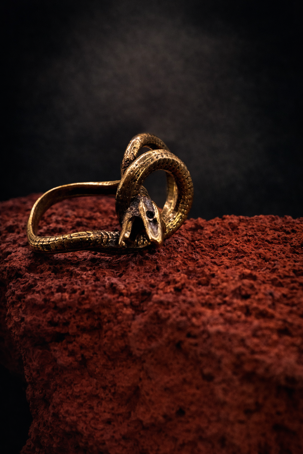 Serpent of Eternity – Indian Brass Snake Ring
A circle without beginning or end — the serpent that guards transformation.