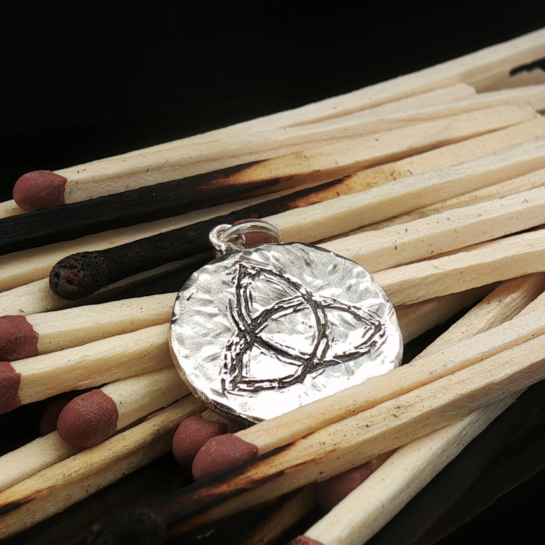 Viking Rune Memory Charm – Hammered 925 Silver Norse Symbol Pendant | Maralkunst Limited Edition