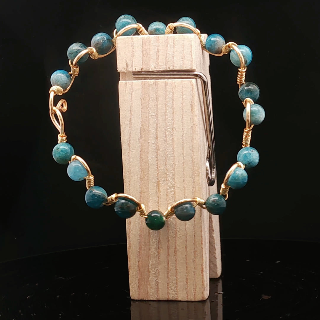 Ocean of Peace – Apatite Wire-Wrapped Bracelet
Where calm thoughts flow, and truth finds its voice.