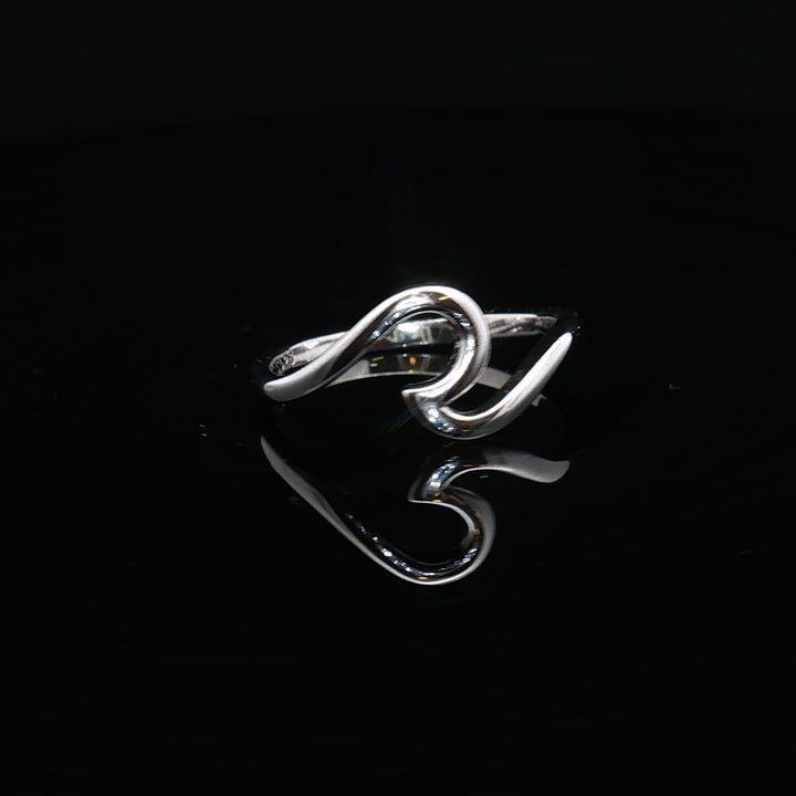 Ocean Whisper – Minimal Silver Wave Ring