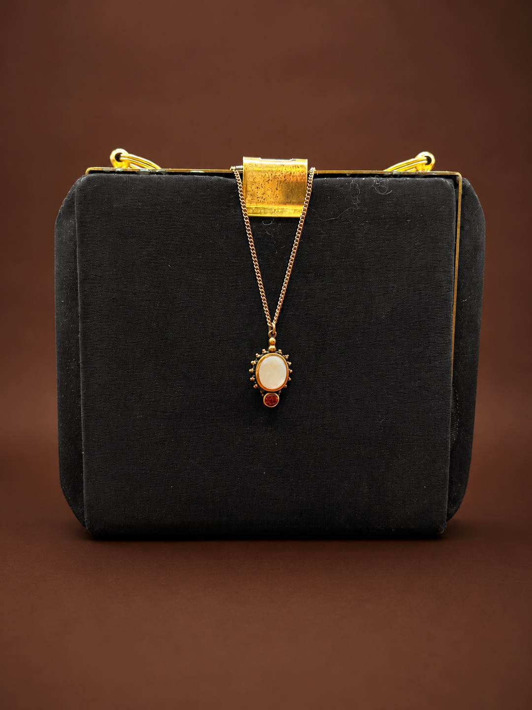 The Last Chapter Necklace

From the Sustainable Maralkunst Redesign Collection