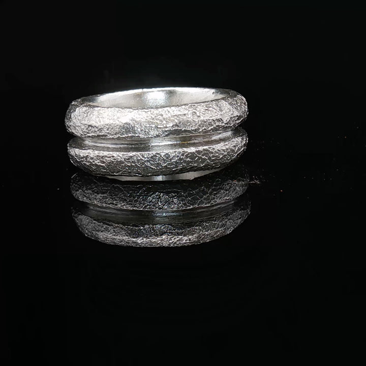 Wear the Wearing – Ring| Texture shaped by hand — a quiet circle of presence.