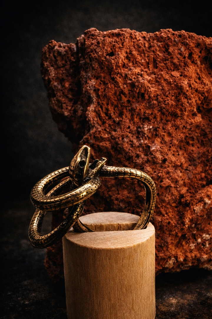 Serpent of Eternity – Indian Brass Snake Ring
A circle without beginning or end — the serpent that guards transformation.