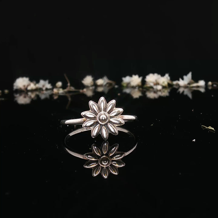 Petali & Volo – Flower & Bird Stackable Silver Rings
Two quiet symbols—
a flower that stays,
a bird that dares to fly.
Worn alone or together,
they tell a love story in balance.