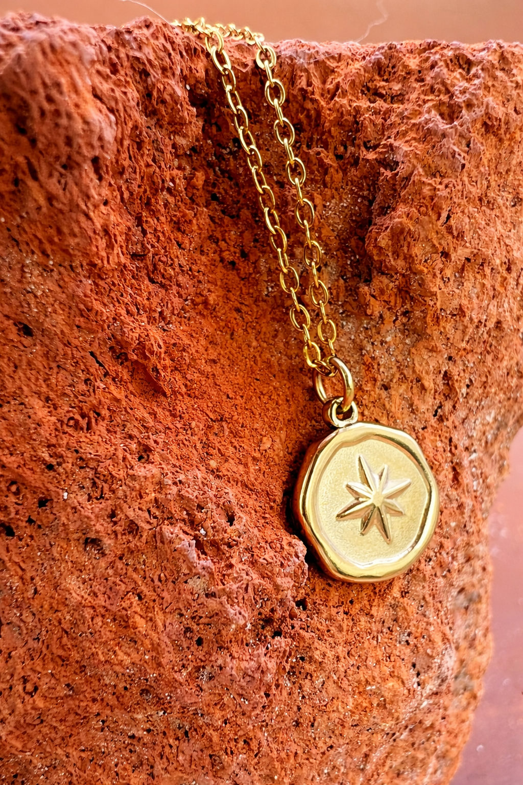 Oslo Star Medallion – Nordic Minimal Edition