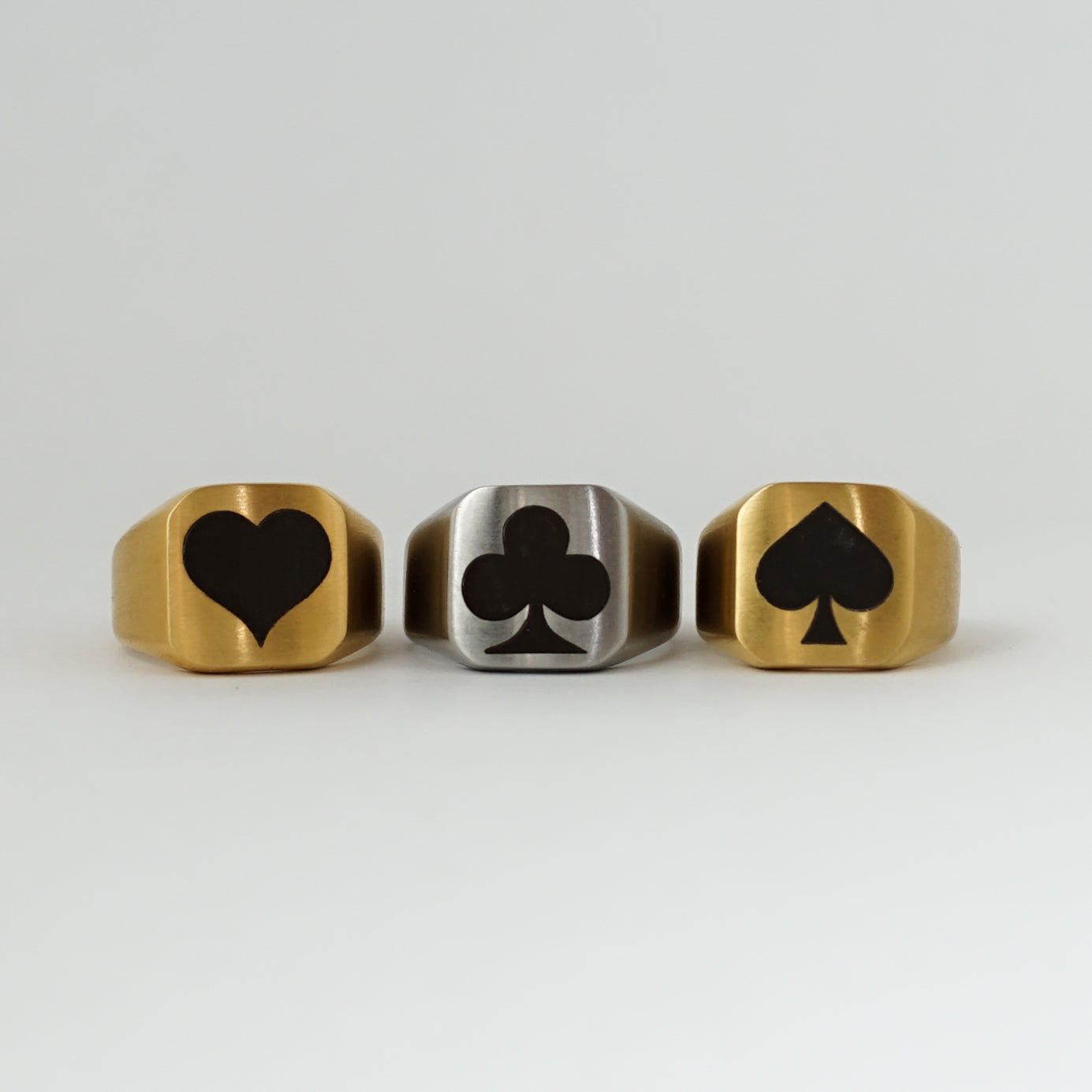 Clubs symbol play card ring