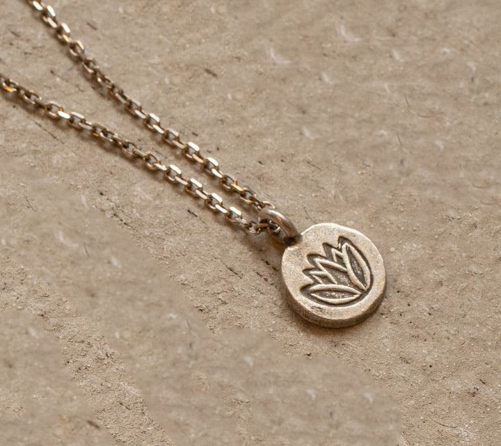 Maralkunst Lutus engraved 925 silver charm necklace