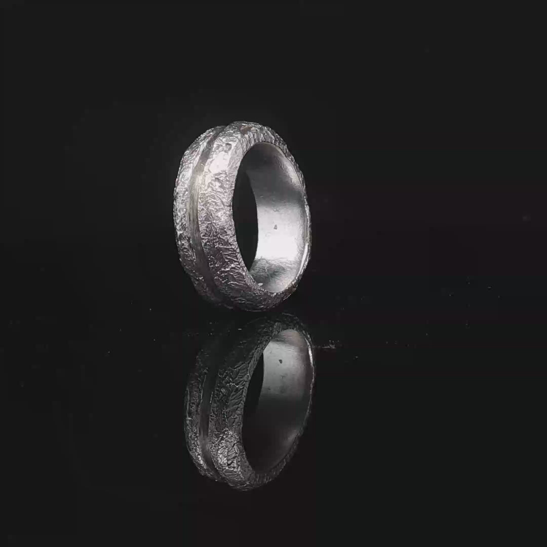 Wear the Wearing – Ring| Texture shaped by hand — a quiet circle of presence.