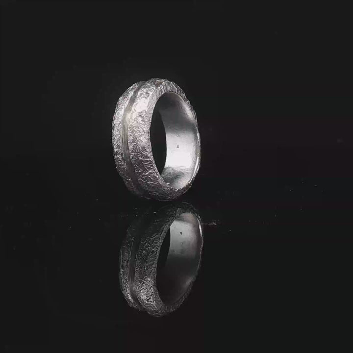 Wear the Wearing – Ring| Texture shaped by hand — a quiet circle of presence.