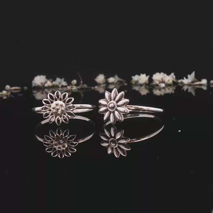 Petali & Volo – Flower & Bird Stackable Silver Rings
Two quiet symbols—
a flower that stays,
a bird that dares to fly.
Worn alone or together,
they tell a love story in balance.