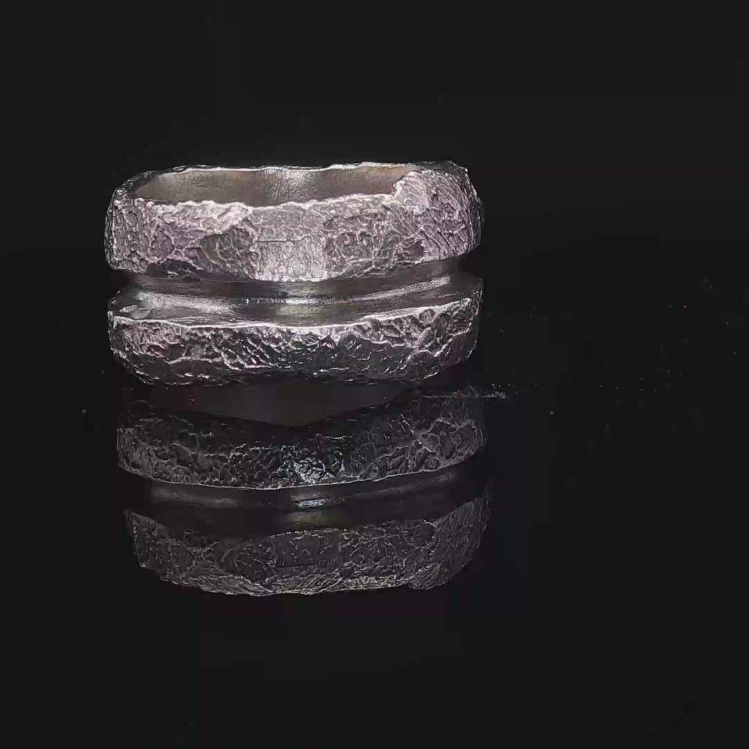 Wear the Wearing – Ring| Texture shaped by hand — a quiet circle of presence.