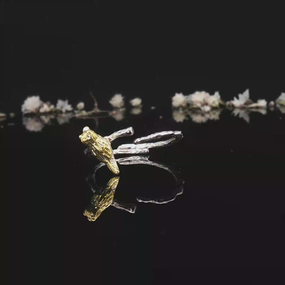 Petali & Volo – Flower & Bird Stackable Silver Rings
Two quiet symbols—
a flower that stays,
a bird that dares to fly.
Worn alone or together,
they tell a love story in balance.