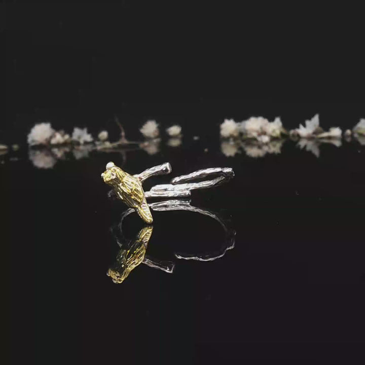 Petali & Volo – Flower & Bird Stackable Silver Rings
Two quiet symbols—
a flower that stays,
a bird that dares to fly.
Worn alone or together,
they tell a love story in balance.