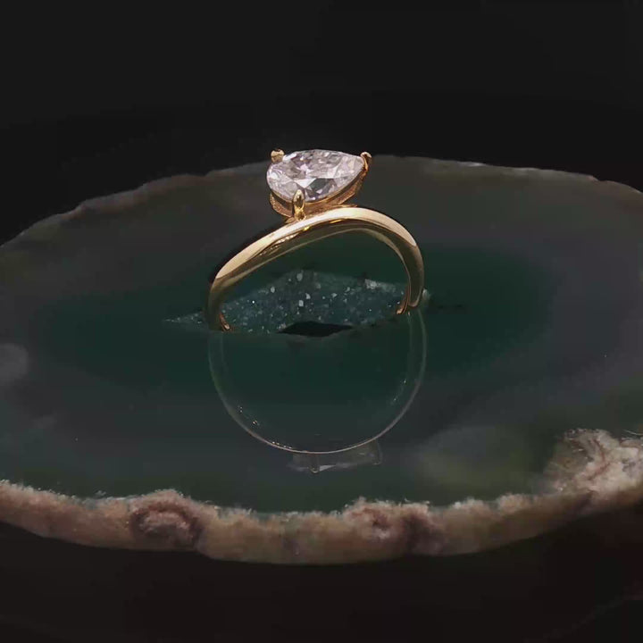 Waterdrop Solitaire Engagement Ring – 1.5 ct Moissanite | Custom Gold & Diamond Options
