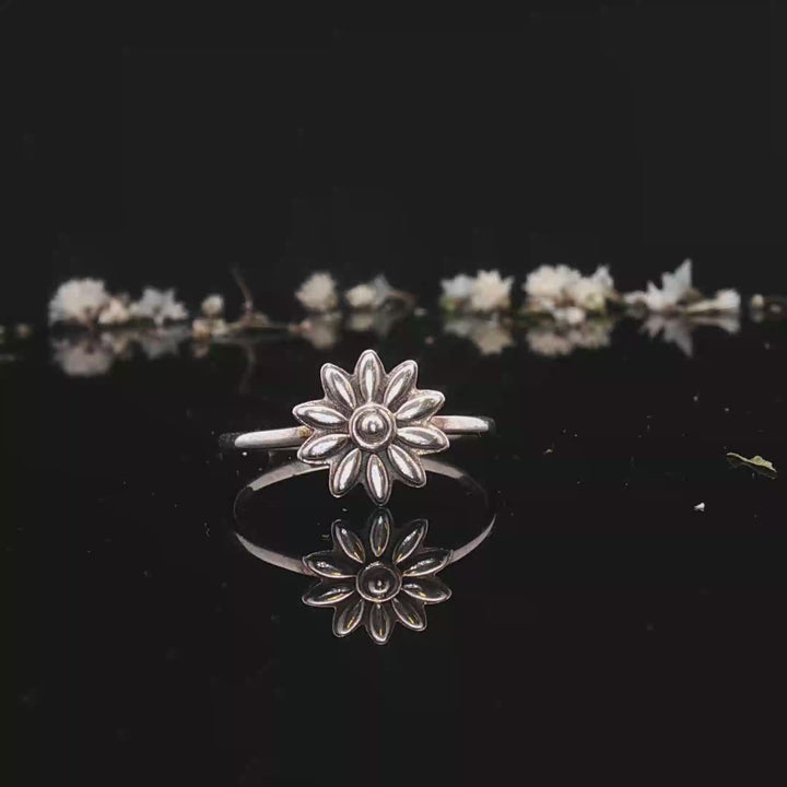 Petali & Volo – Flower & Bird Stackable Silver Rings
Two quiet symbols—
a flower that stays,
a bird that dares to fly.
Worn alone or together,
they tell a love story in balance.