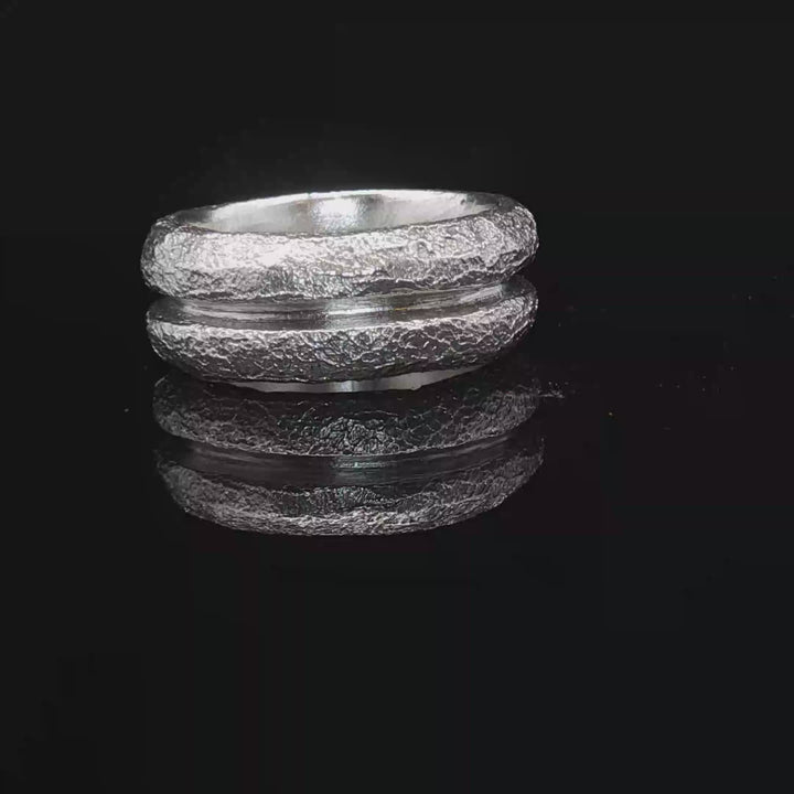 Wear the Wearing – Ring| Texture shaped by hand — a quiet circle of presence.