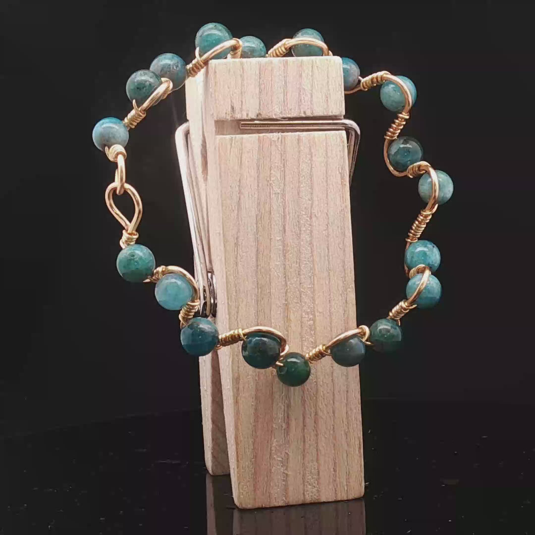 Ocean of Peace – Apatite Wire-Wrapped Bracelet
Where calm thoughts flow, and truth finds its voice.