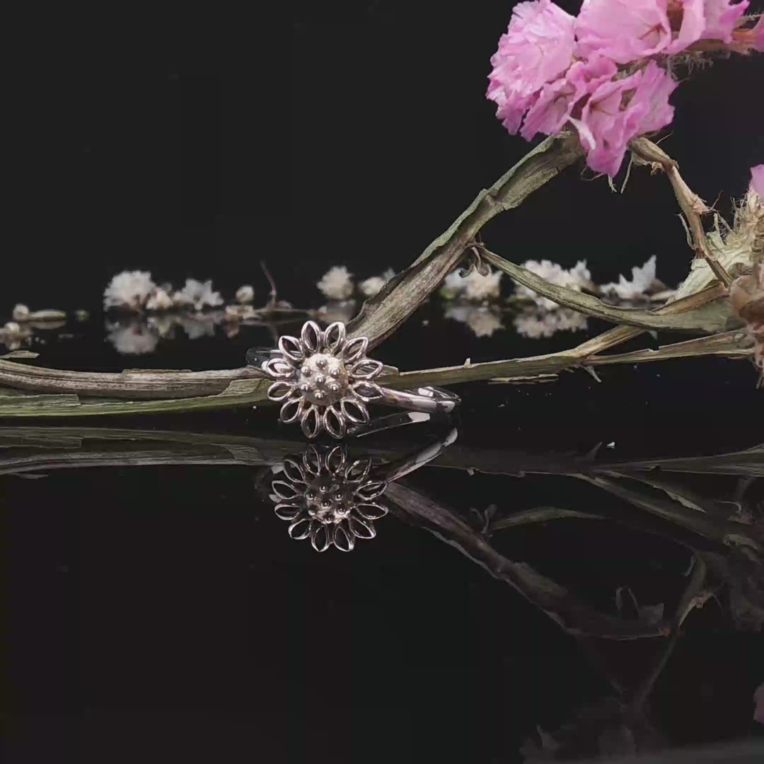 Petali & Volo – Flower & Bird Stackable Silver Rings
Two quiet symbols—
a flower that stays,
a bird that dares to fly.
Worn alone or together,
they tell a love story in balance.