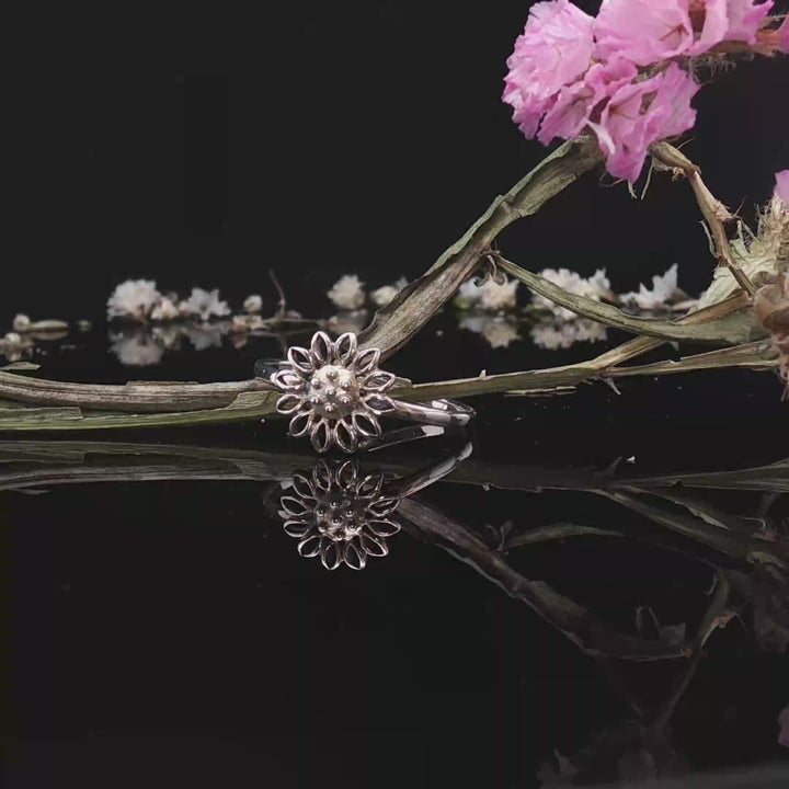 Petali & Volo – Flower & Bird Stackable Silver Rings
Two quiet symbols—
a flower that stays,
a bird that dares to fly.
Worn alone or together,
they tell a love story in balance.