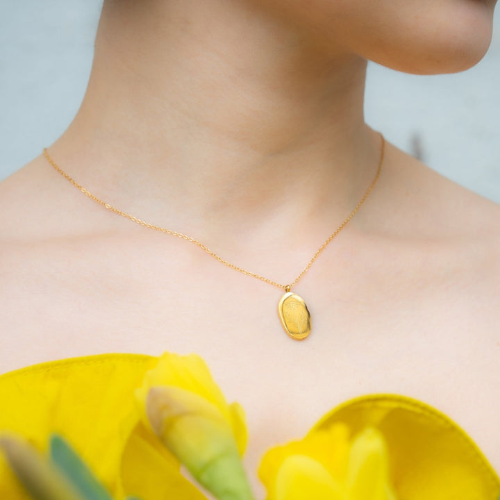 April Daisy Birth Flower Necklace - Maral Kunst Jewelry